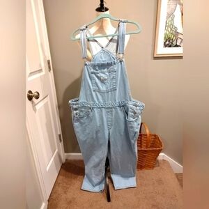 Levi, says 22W- fits more like a 16, light wash denim